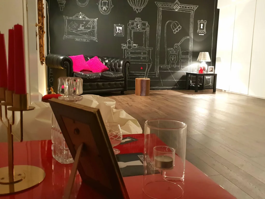 L'immagine mostra la sala prove, la parete lavagna realizzata da un'illustratrive che rappresenta un ambiente casalingo un po' retrò e è il simbolo del nostro spazio